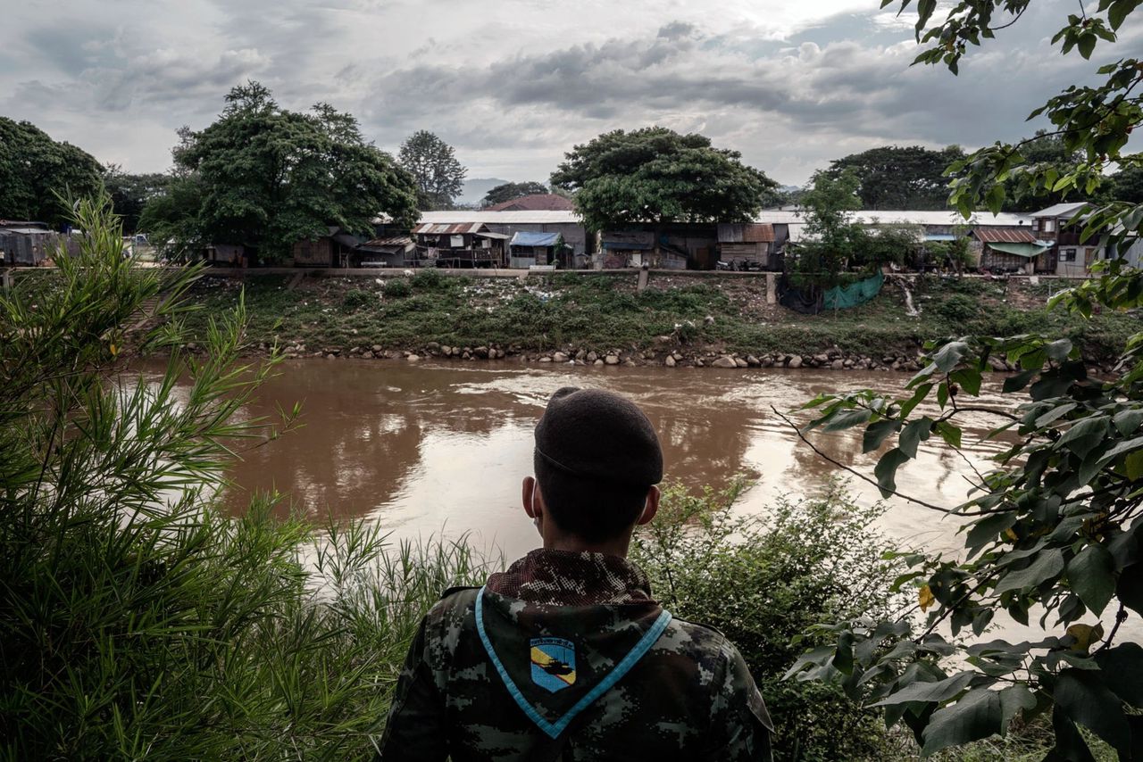 In het grensstadje Mae Sot probeert het Thaise leger te verhinderen dat vluchtelingen uit Myanmar de Moei-rivier oversteken.