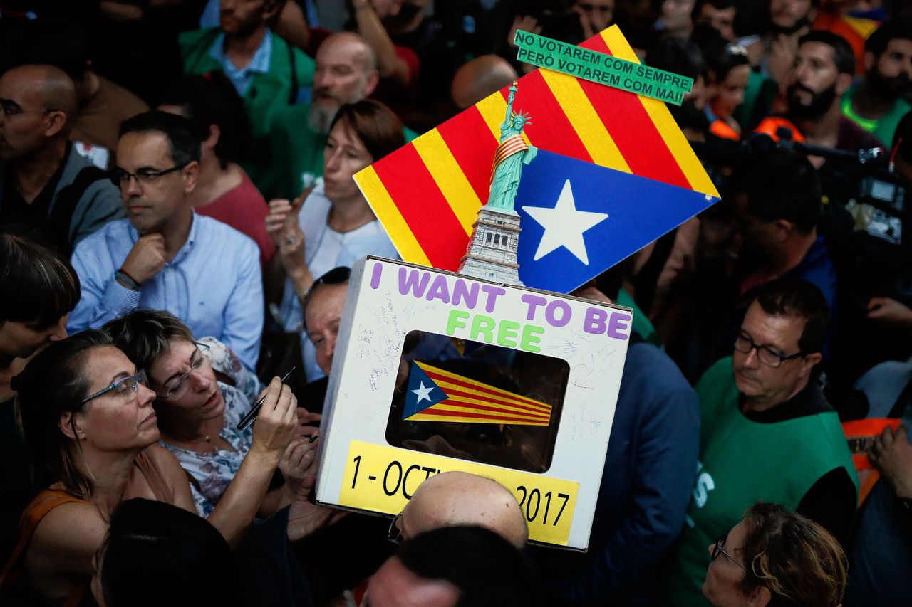 Duizenden mensen gingen de straat op nadat ambtenaren van de Catalaanse regioregering werden gearresteerd vanwege het referendum.