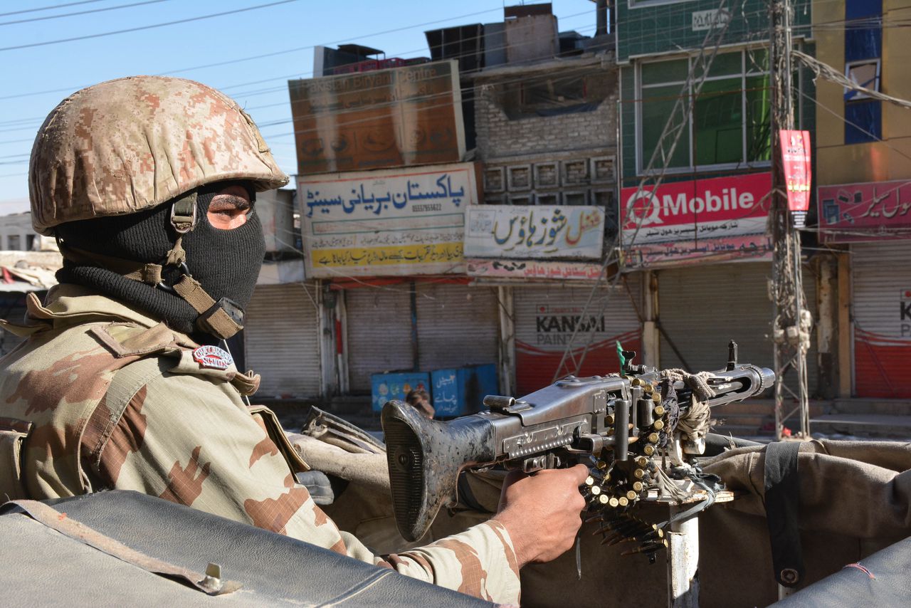 Een Pakistaanse militair op patrouille in Peshawar.