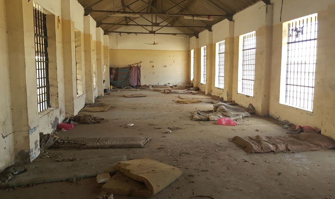 Een verlaten cel van de Mansoura-gevangenis. Hier werden honderden terreurverdachten gevangen gehouden.