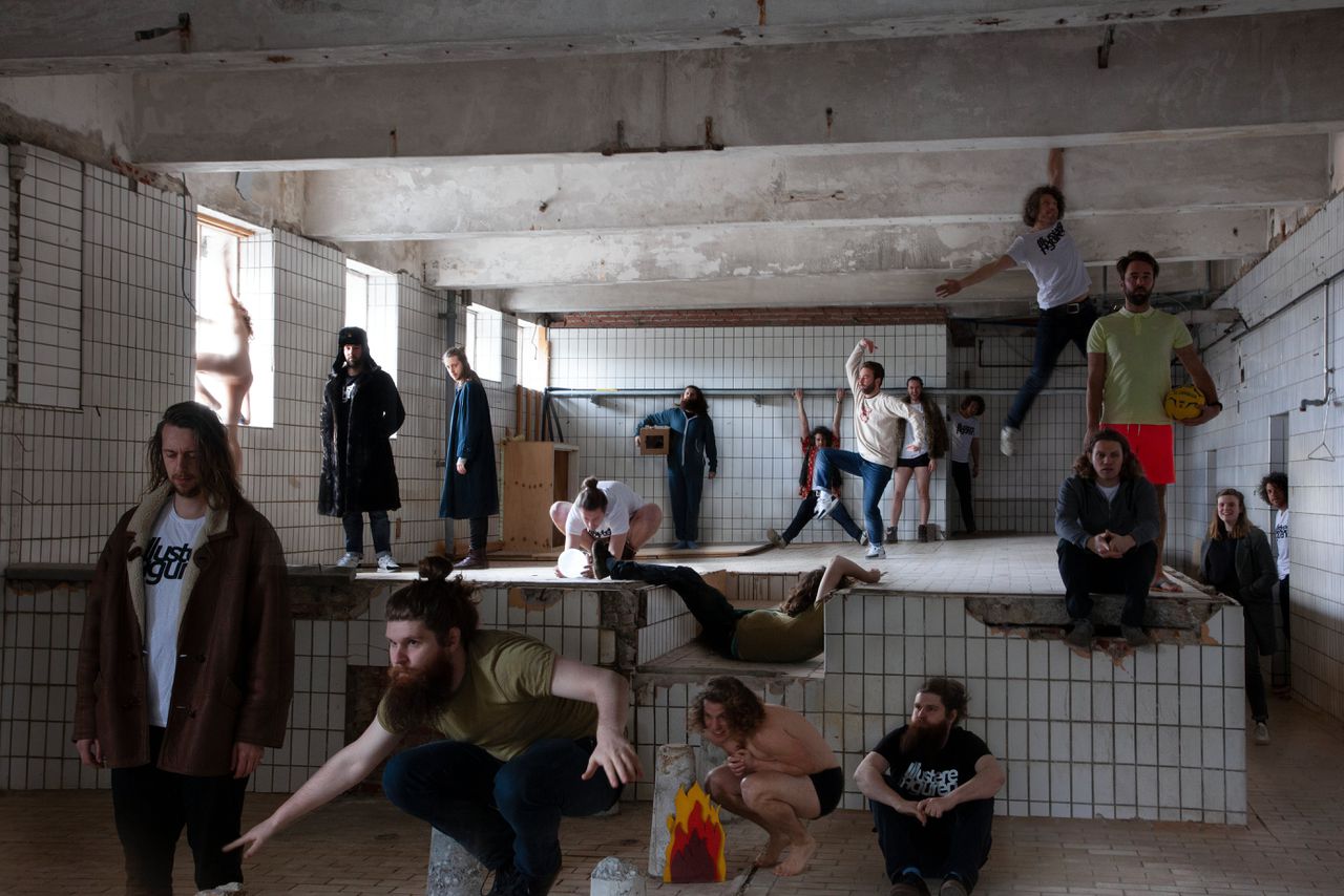 Een voorstelling in 200 appjes, emoji en memes - NRC