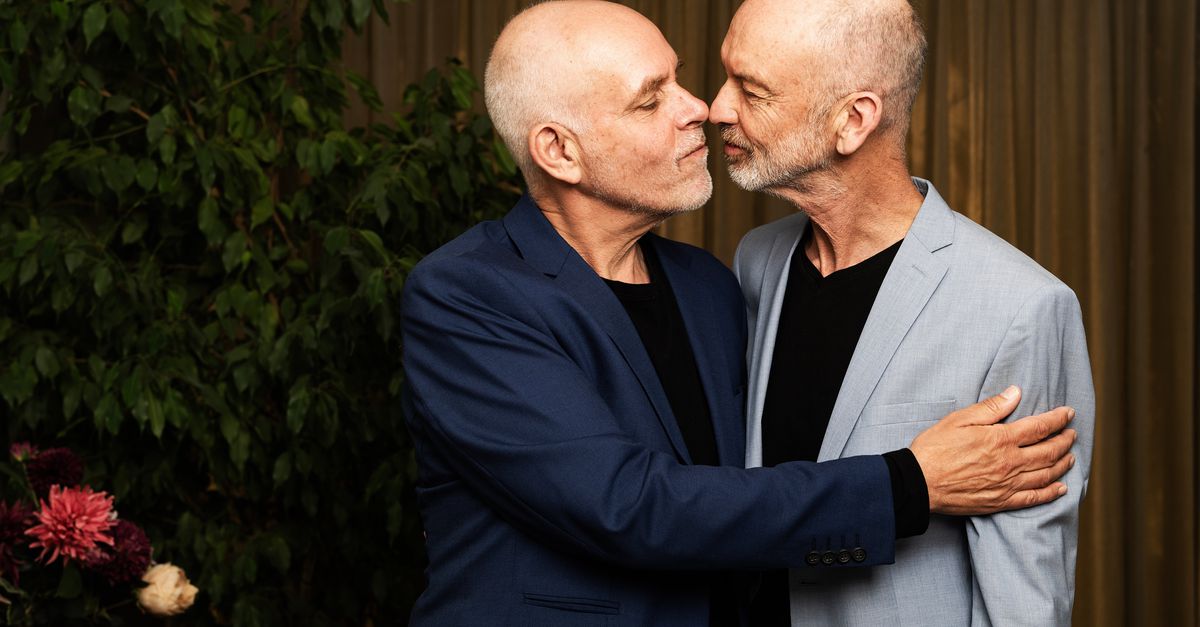 25 jaar huwelijk voor iedereen. Hun trouwfoto’s staan nu in schoolboeken