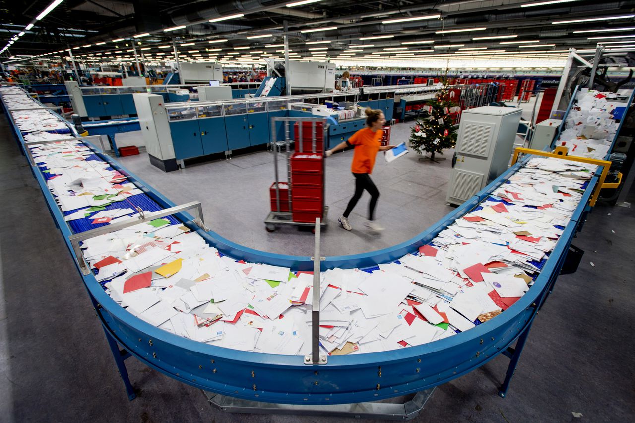 Vooral met kerst hebben postbedrijven het druk.