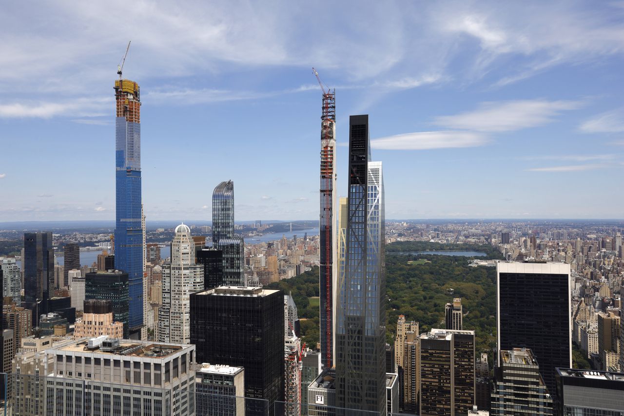 Uitzicht op 'Billionaire's Row' in New York, een serie ultraluxe wolkenkrabbers in het bezit van superrijken