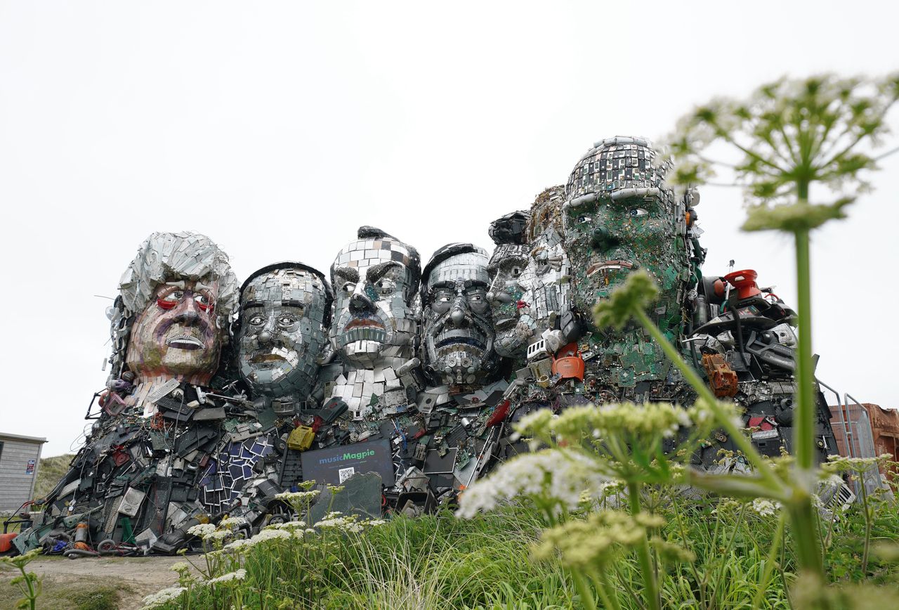 Mount Recyclemore van beeldhouwer Joe Rush in Cornwall, gemaakt van elektronisch afval. Van links naar rechts G7-leiders Boris Johnson, Yoshihide Suga, Emmanuel Macron, Mario Draghi, Justin Trudeau, Angela Merkel en Joe Biden.