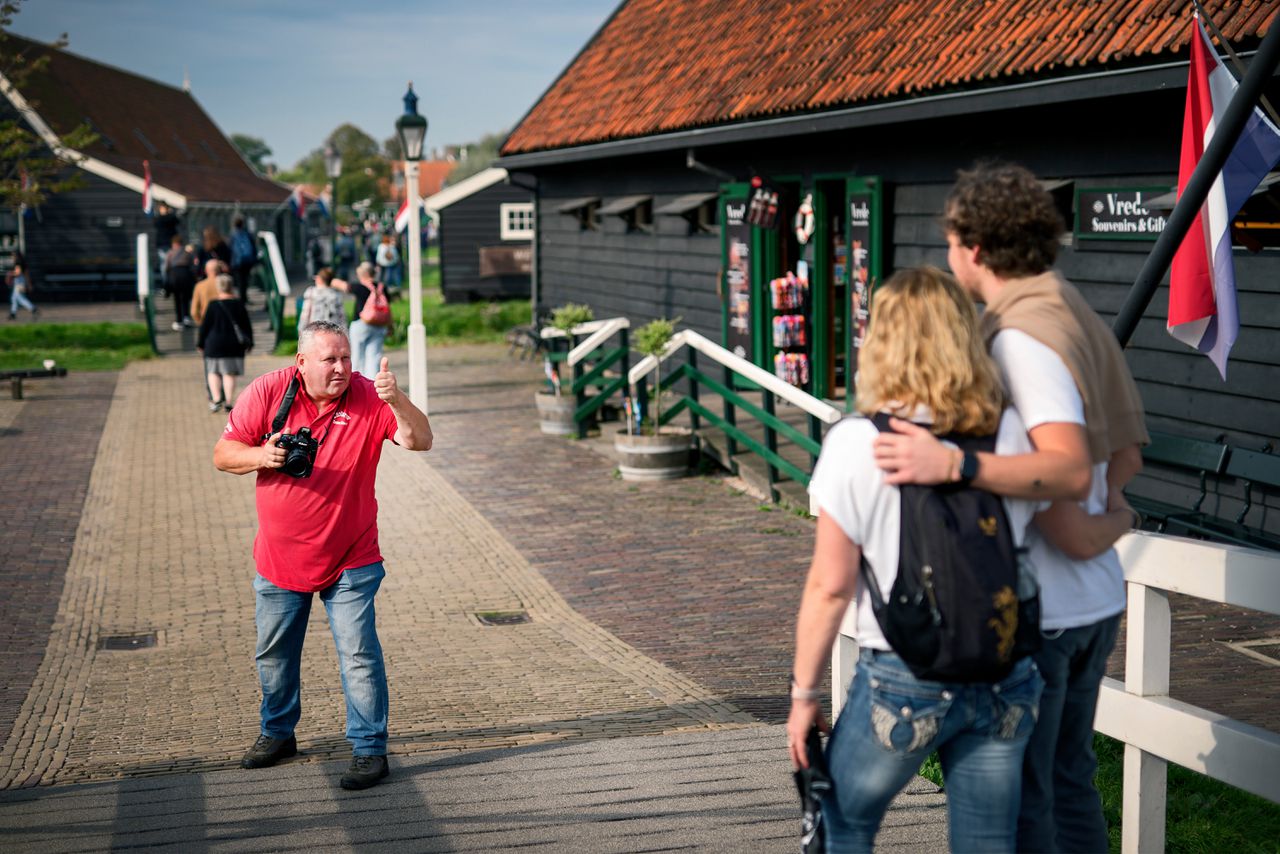 Duwen en trekken voor klompen en kaasjes – hoe het toerisme op de Zaanse Schans uit de hand liep 