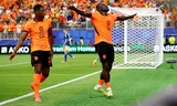 Brian Brobbey (rechts) met Denzel Dumfries na zijn tweede goal tegen Zweden (de 2-0). 