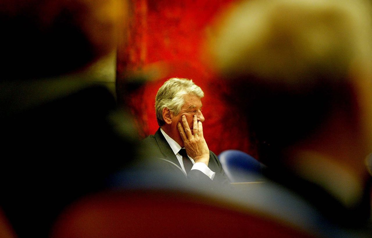 Demissionair-premier Wim Kok luistert tijdens het debat in de Tweede Kamer n.a.v. de val van zijn Paarse kabinet.