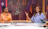 Natacha Harlequin (links) en Patty Brard bespreken The Voice of Holland in Shownieuws.