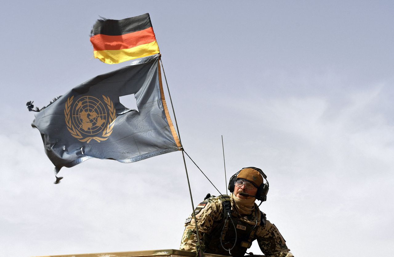 Een Duitse soldaat op een VN-missie in Mali. Het Duitse kabinet wil de uitgaven voor defensie fors verhogen.