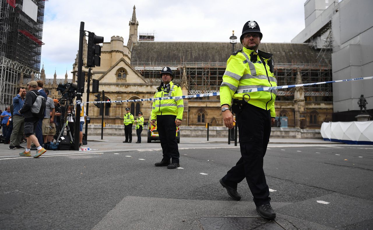 Archiefbeeld. De politie verzamelt zich 14 augustus 2018 rondom het Britse parlement, waar een man inreed op politieagenten, fietsers en voetgangers.