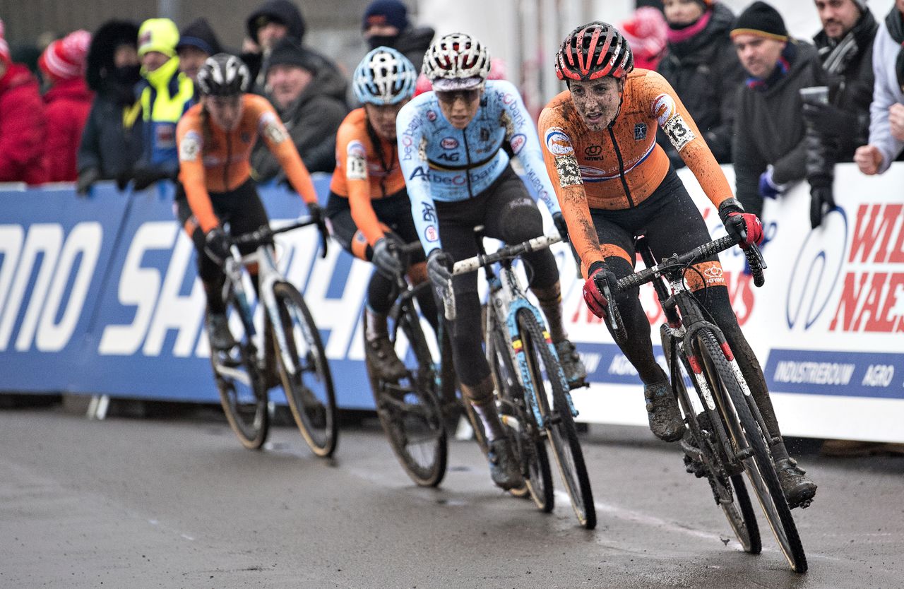 Fietswissel met vader Fred kost Lucinda Brand de wereldtitel veldrijden 