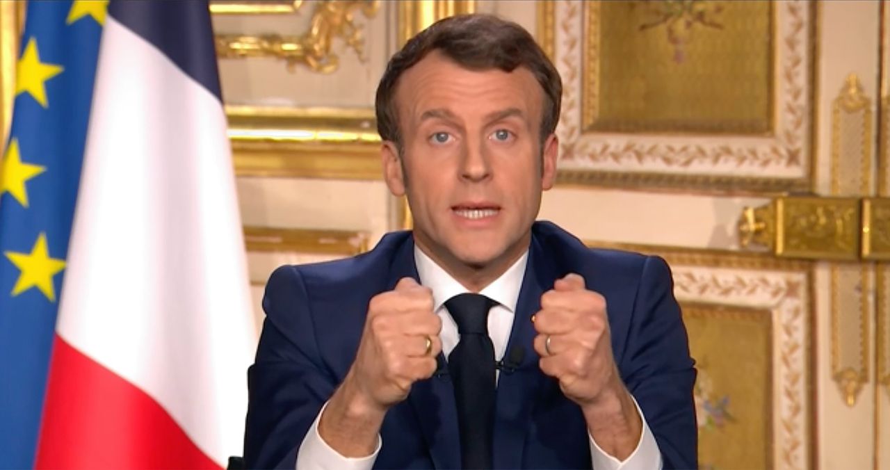 De Franse president Emmanuel Macron spreekt het volk toe: We zijn in staat van oorlog