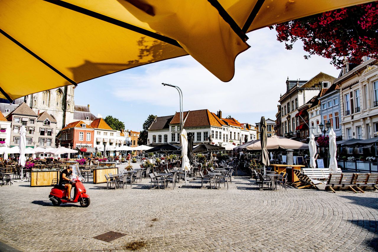 De grote markt in Bergen op Zoom. Het West-Brabantse stadje is naar verhouding een van de grootste brandhaarden van Nederland.