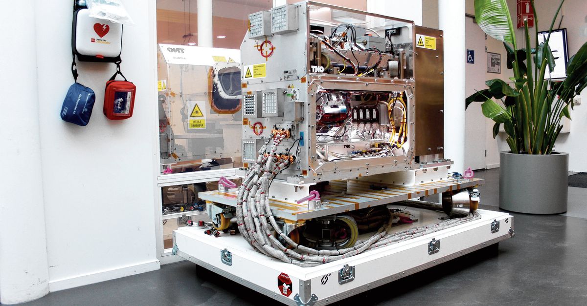 Hoe je vanuit een schuddend en trillend vliegtuig een lichtpuntje richt op een verre satelliet