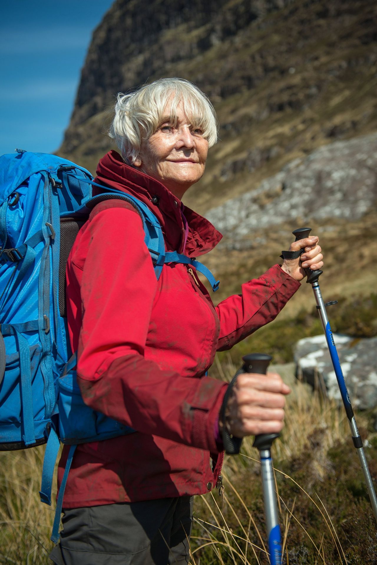 Edie (Sheila Hancock) beklimt de Schotse berg Mount Suilven in ‘Edie’.