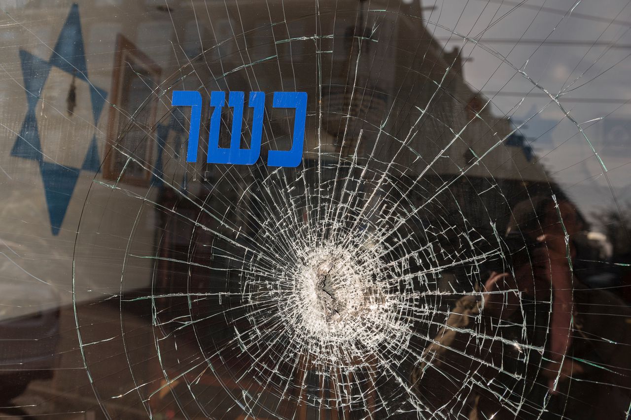 Schade aan een Israëlisch restaurant in Amsterdam.