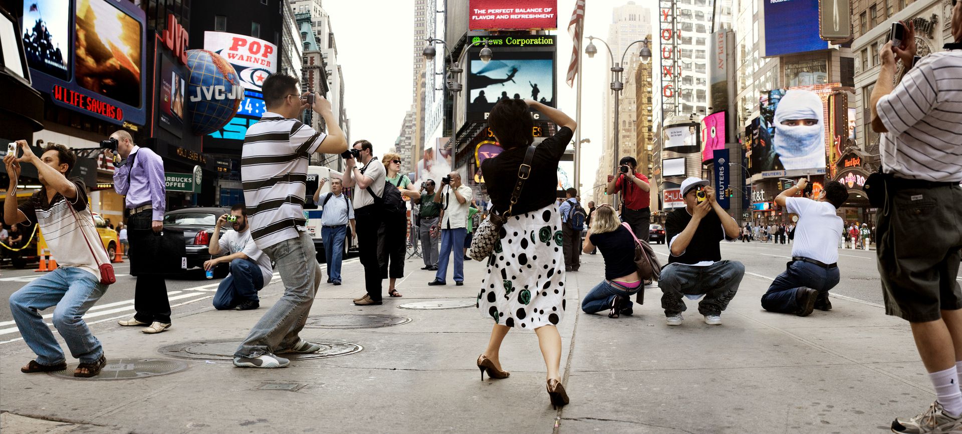 Оживленная фотография. Туристы в Нью Йорке. Веселый человек на улице. Прохожие Нью Йорка. Уличные фотографии людей.
