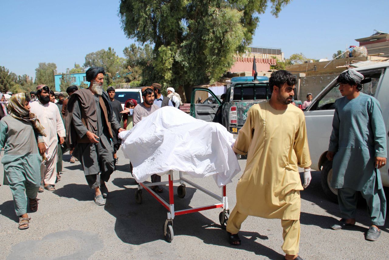 Afghanen voeren de lichamen van hun naasten weg van de plek die maandag door het leger onder vuur werd genomen.