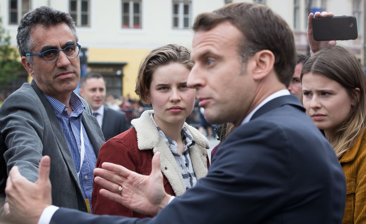 De Franse president Macron in gesprek met klimaatactivisten tijdens zijn bezoek aan de EU-top in Sibiu, Roemenië.