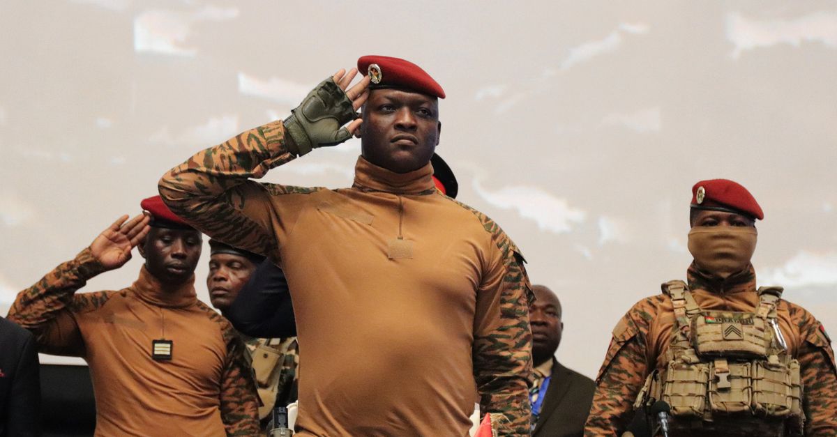 Juntaleider Traoré is online razend populair, maar critici worden naar het front gestuurd