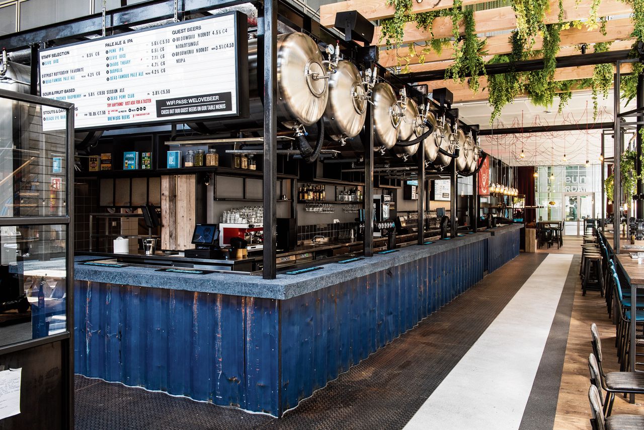 In de Rotterdamse Brewdog is de bar opgetrokken uit containers