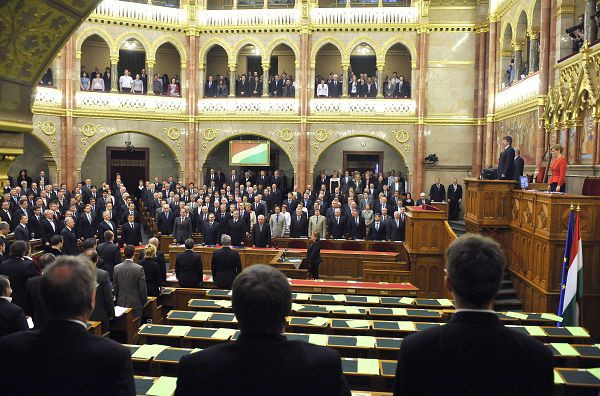 Hongaarse parlementariërs zingen het volkslied nadat het parlement de nieuwe grondwet heeft goedgekeurd.