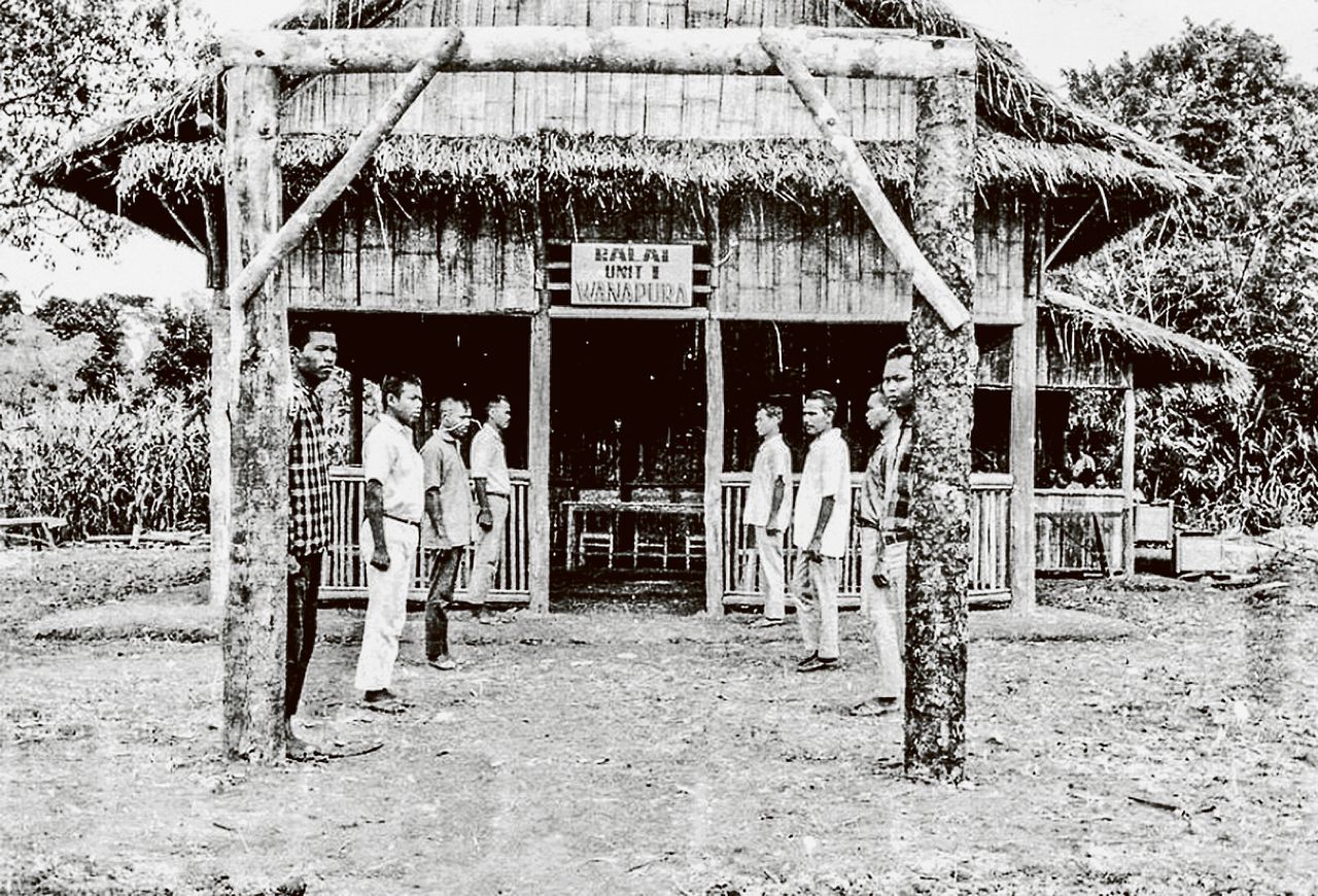 Eenheid 1 van het beruchte strafkamp van Soeharto op Buru. 12.000 vermeende communisten werden verbannen naar het geïsoleerde Molukse eiland.