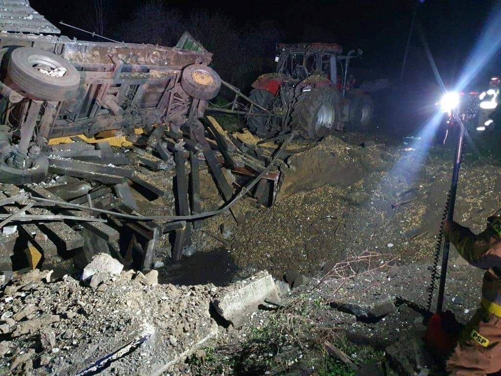 De schade na een vermoedelijk door een Russische raket veroorzaakte explosie op een landbouwbedrijf in het Poolse dorp Przewodów.