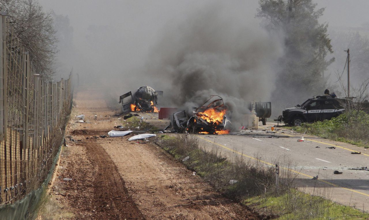 Brandende voertuigen in de buurt van het dorpje Ghajar, op de grens van Israël en Libanon.