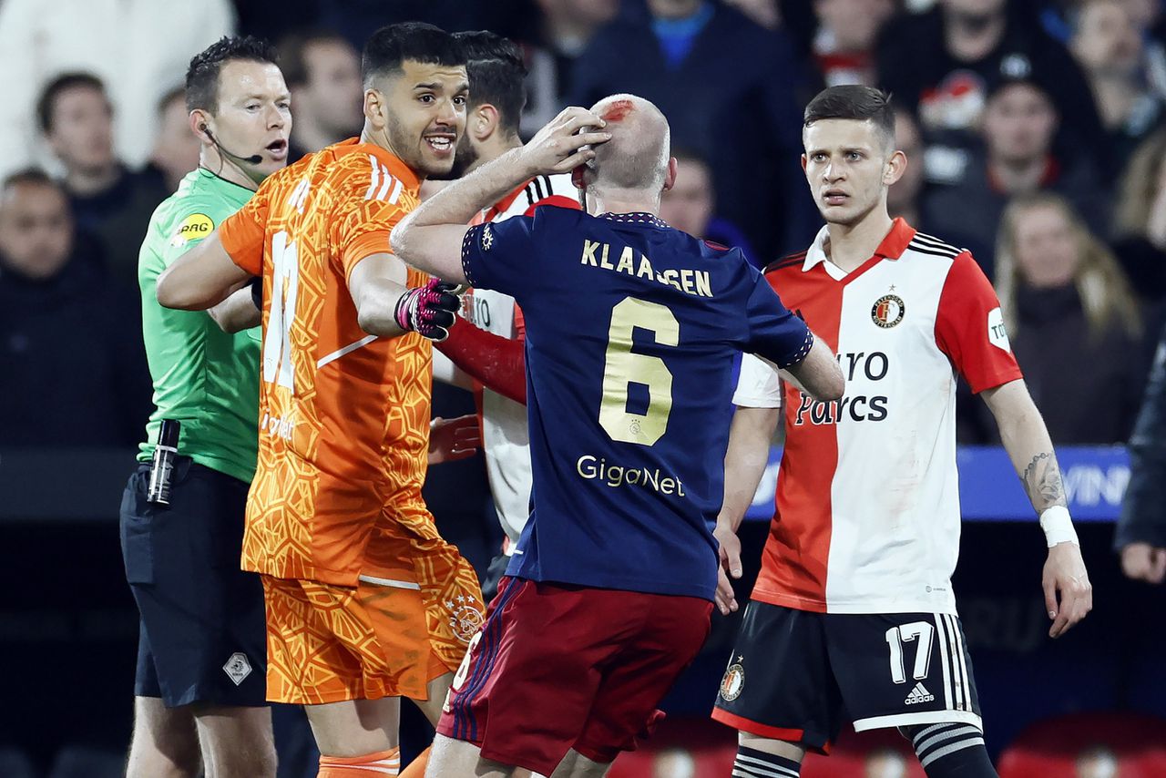 Ajax wint tijdelijk gestaakte Klassieker met 1-2 van Feyenoord 