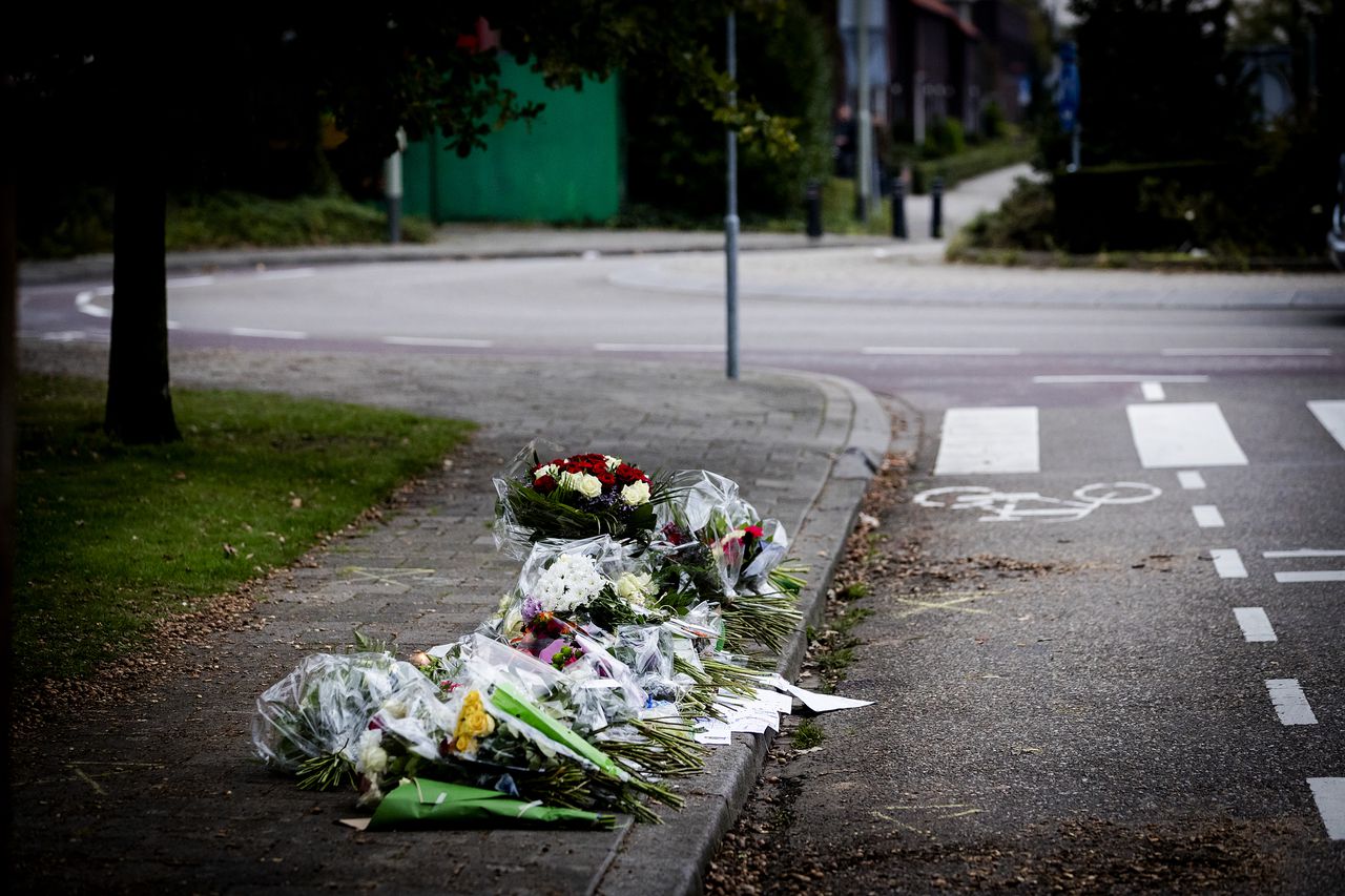 Bloemen op de plek waar de 22-jarige Ömer Köksal werd doodgeschoten.