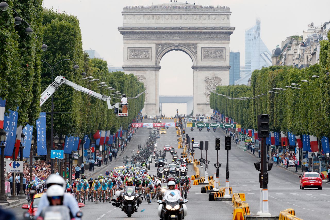 De aankomst van het peloton op de Champs-Élysées.