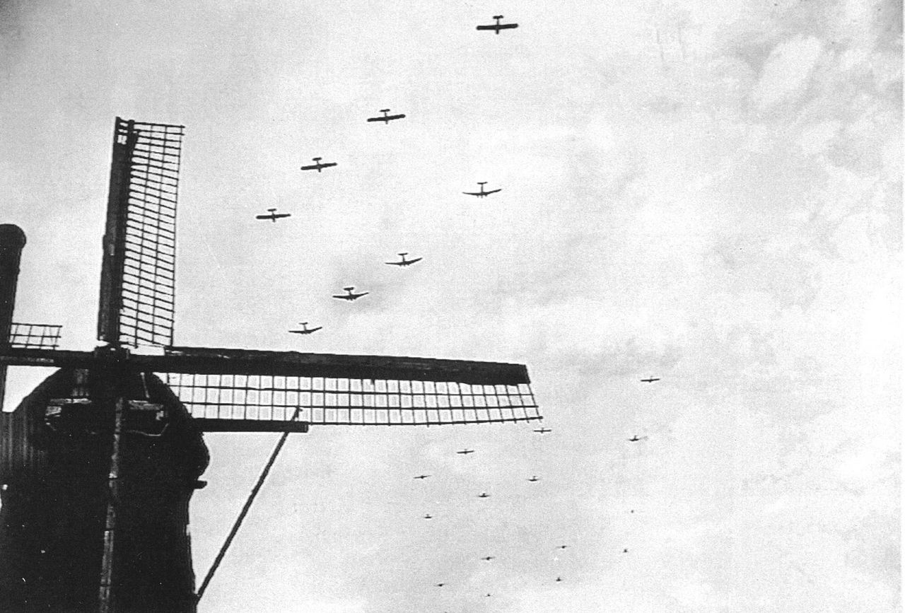 Dakota's vliegen over de beltkorenmolen in Bergeijk op 17 september 1944 tijdens de militaire operatie Market Garden eindigde in een catastrofe.