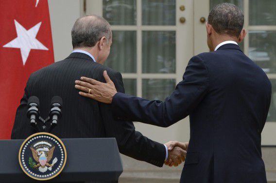 President Barack Obama schudt de hand van Turkse premier Recep Tayyip Erdogan voor het Witte Huis, 16 mei 2013.