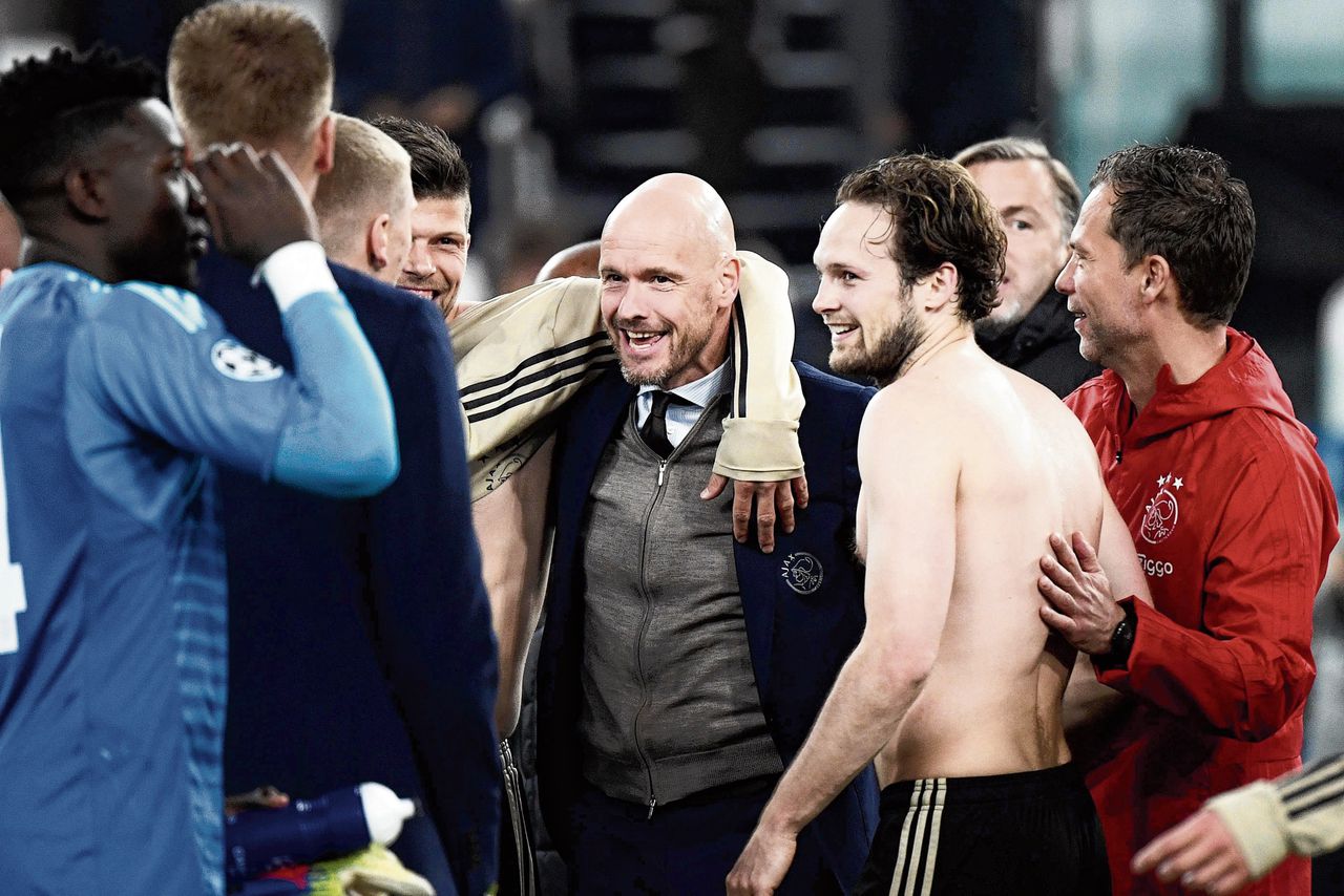 Ajax-coach Erik ten Hag is het middelpunt van de feestvreugde in Turijn, dinsdagavond na afloop van de wedstrijd tegen Juventus.