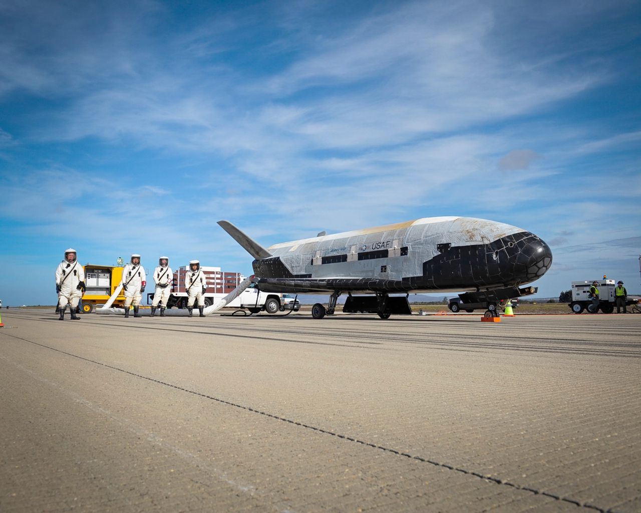 Een onbemand militair ruimtevliegtuig na een testvlucht op een basis in Californië.