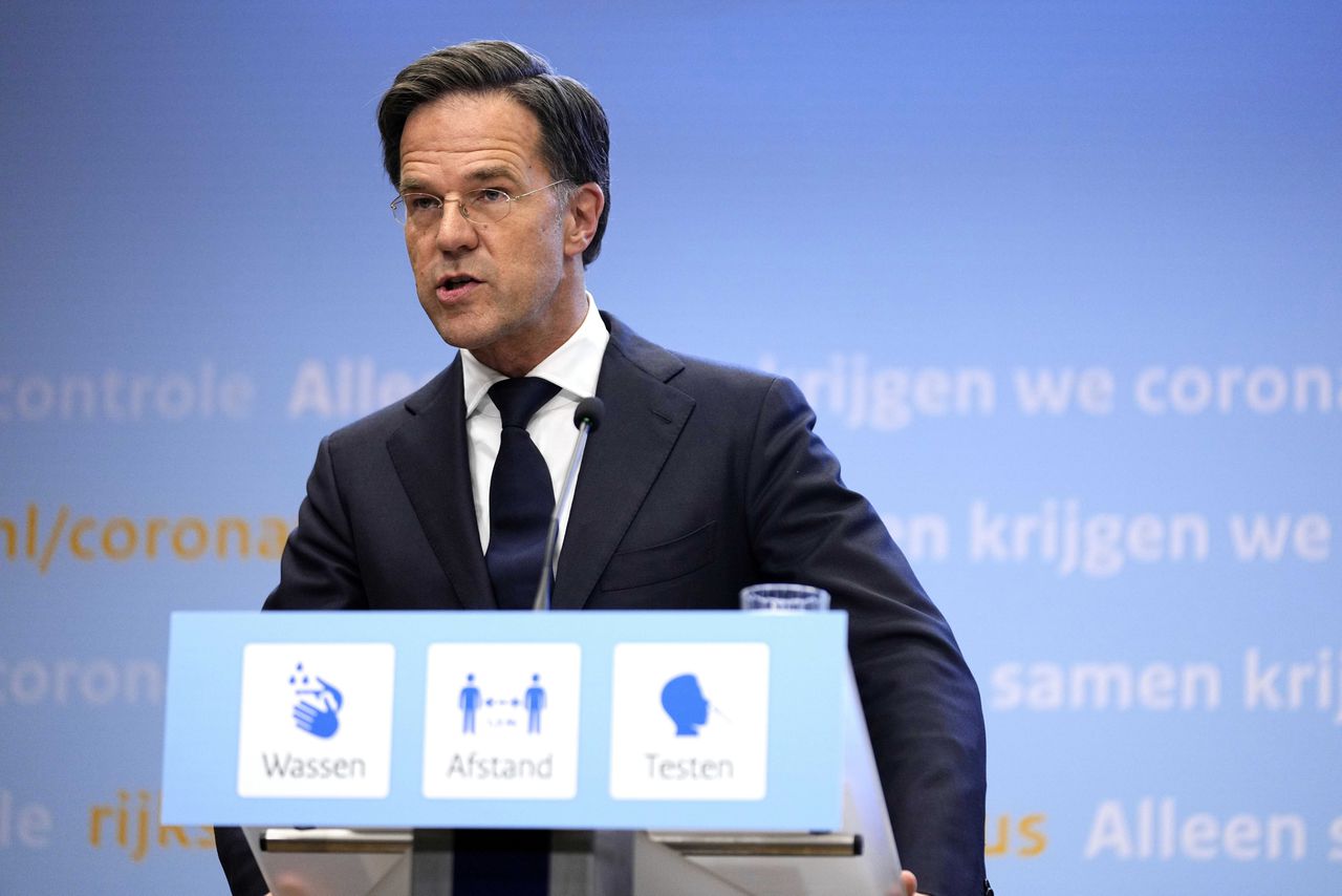 Demissionair premier Mark Rutte tijdens een extra ingelaste persconferentie vrijdag.