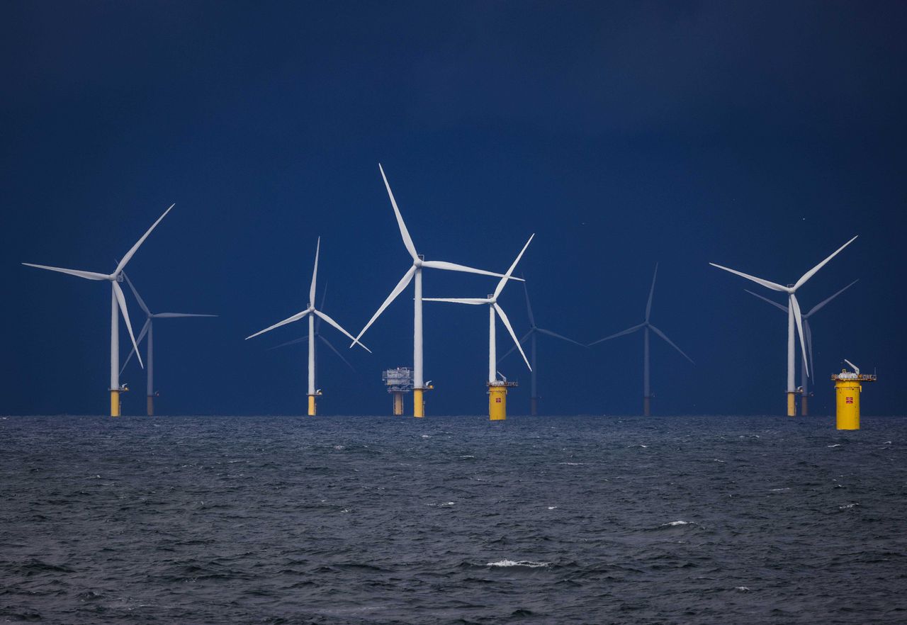 Een windpark in aanbouw voor de Nederlandse kust.
