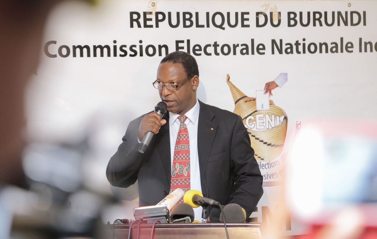 De voorzitter van de Burundese kiesraad maakt de verkiezingsuitslagen bekend.