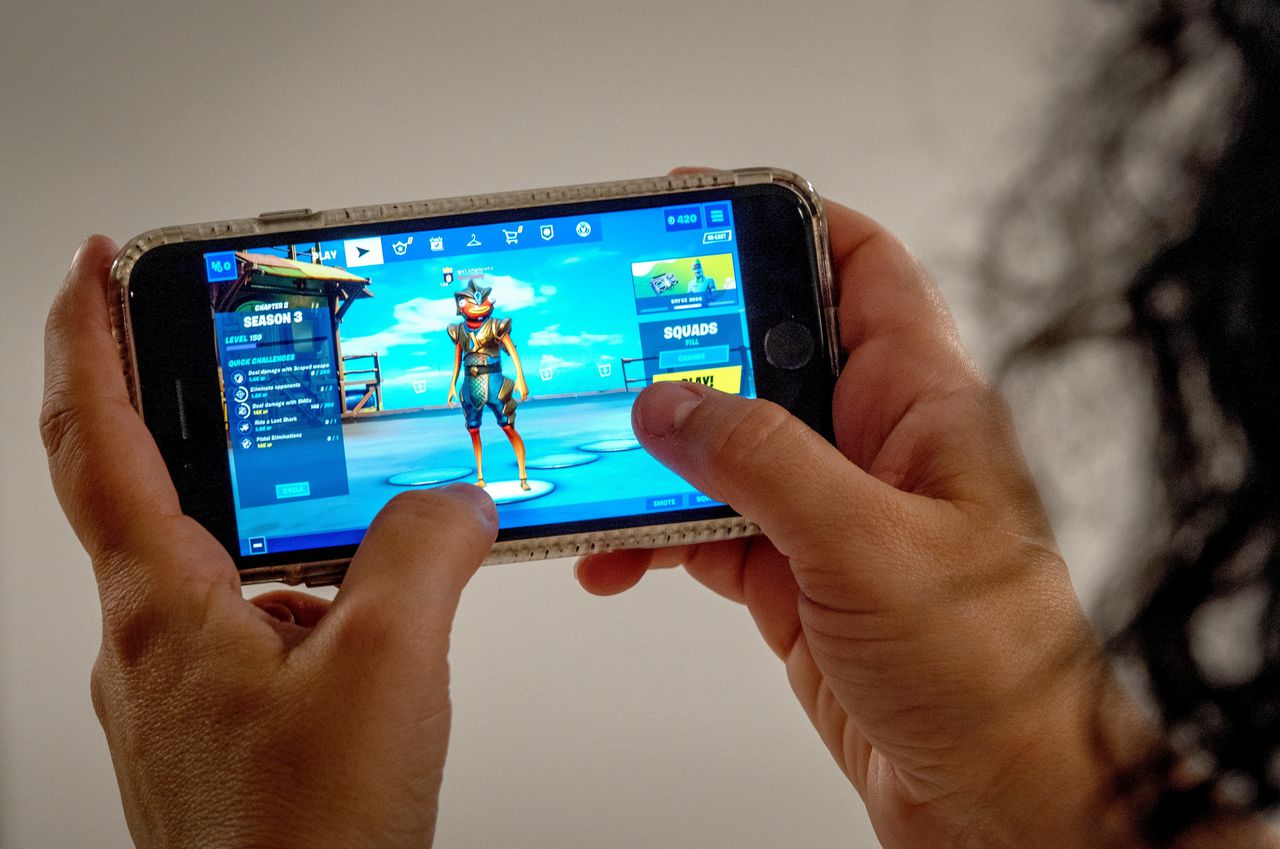 Het spelletje Fortnite van Epic Games, gespeeld op een iPhone. Een rechter in de VS gaf Epic Games gelijk in zijn eis buiten het betalingssysteem van Apple zijn diensten te kunnen aanbieden.