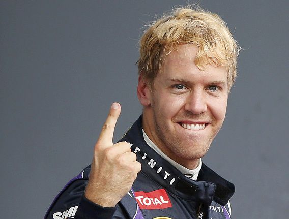 Red Bull Formule 1-rijder Sebastian Vettel uit Duitsland viert zijn overwinning tijdens de Grand Prix in Italië.