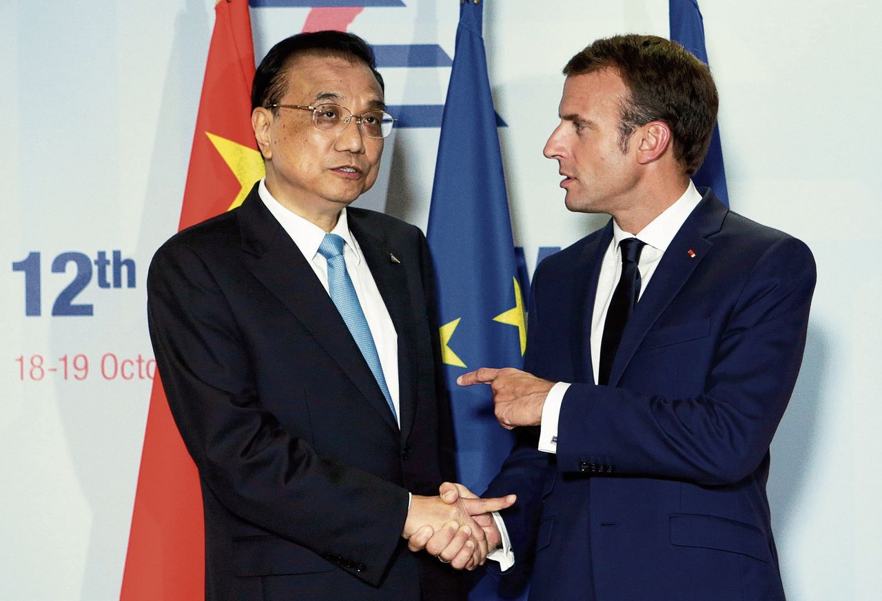 De Franse president Macron (rechts) begroet de Chinese premier Li.