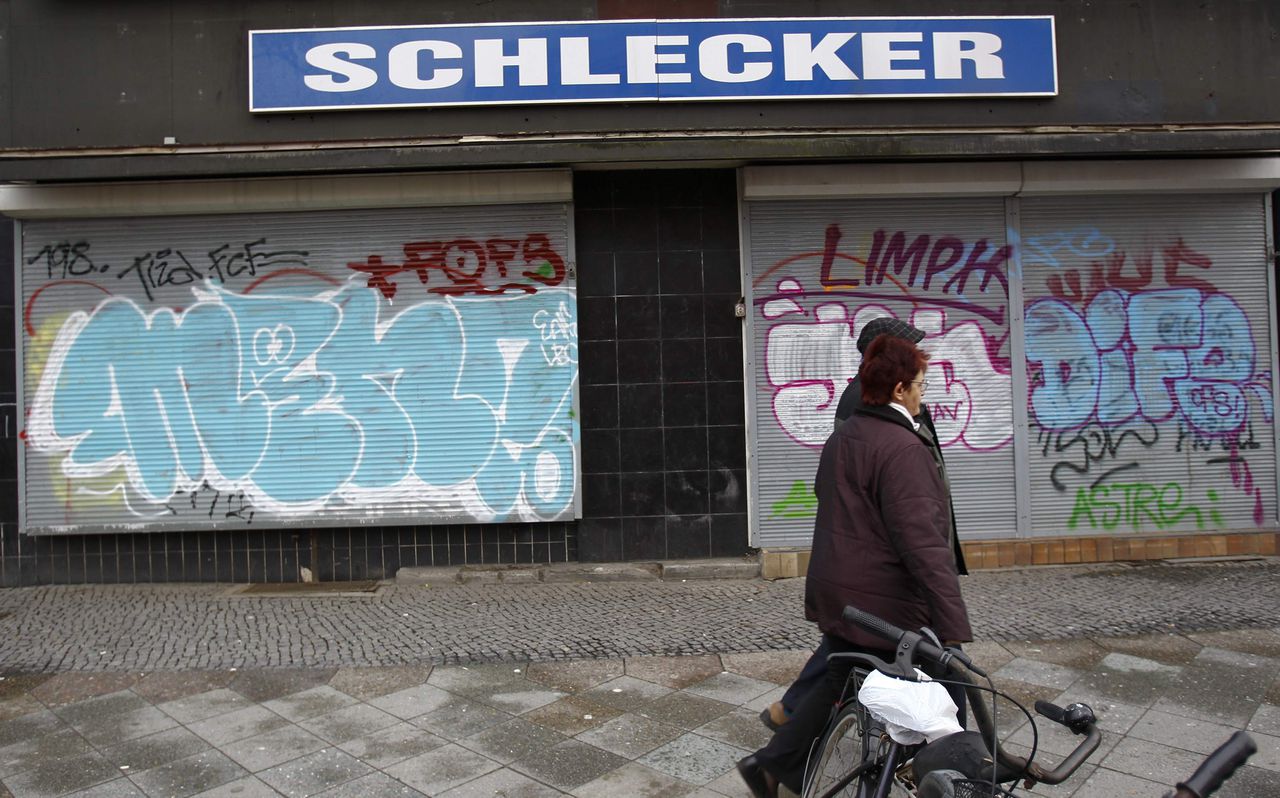A store of drugstore chain Schlecker is pictured in Berlin, January 22, 2012. Germany's biggest drugstore 'Schlecker', which is operating many small chemist's shops in neighbourhoods, filed for insolvency on Friday. REUTERS/Pawel Kopczynski (GERMANY - Tags: BUSINESS LOGO)
