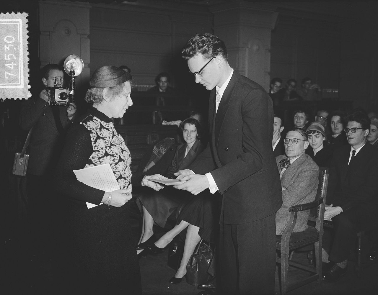 Wim Klooster, 20 jaar oud, bij de ontvangst in 1955 van de Reina Prinsen Geerligsprijs voor zijn romandebuut.