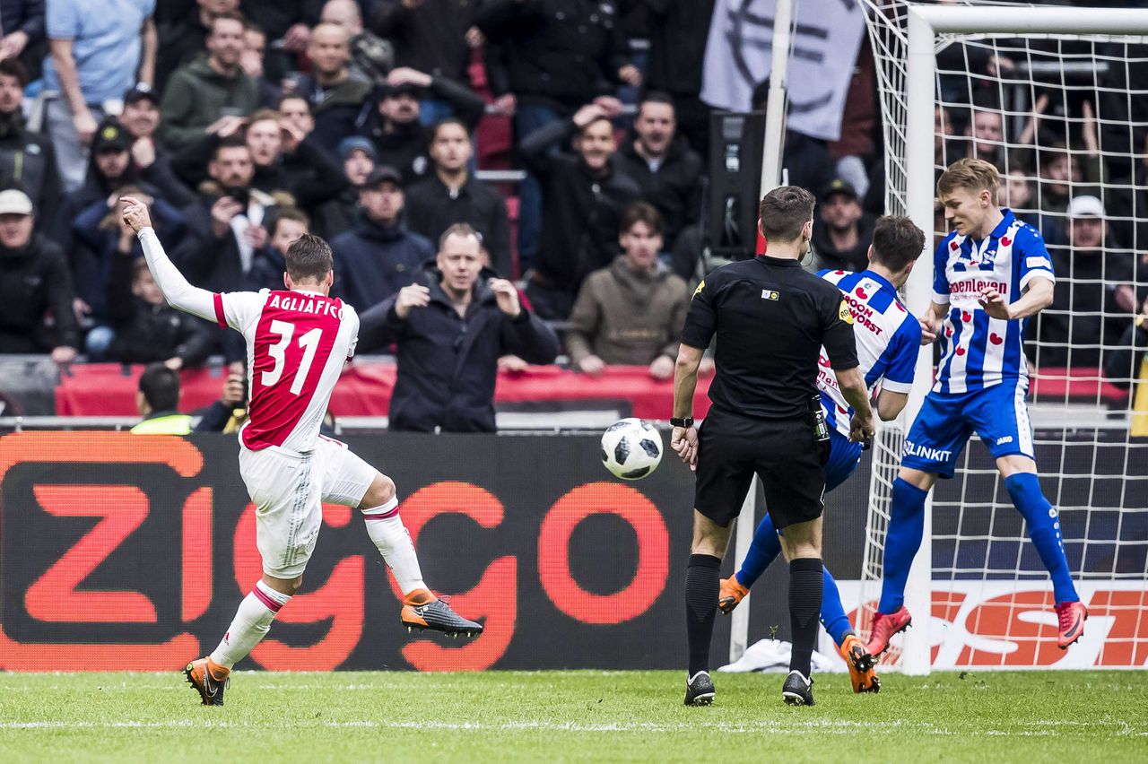 Tagliafico scoort zet Ajax na een uur spelen op een 2-1-voorsprong.