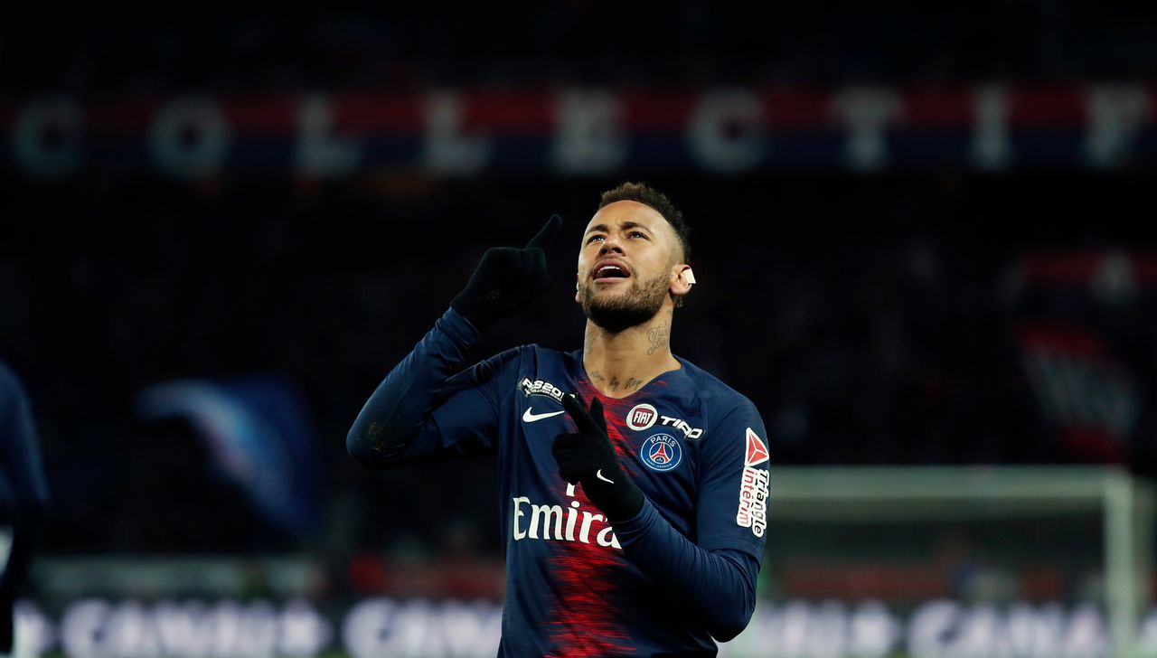 Neymar viert een doelpunt voor Paris Saint-Germain. Hij verkaste in 2017 voor 222 miljoen euro van Barcelona naar Parijs.