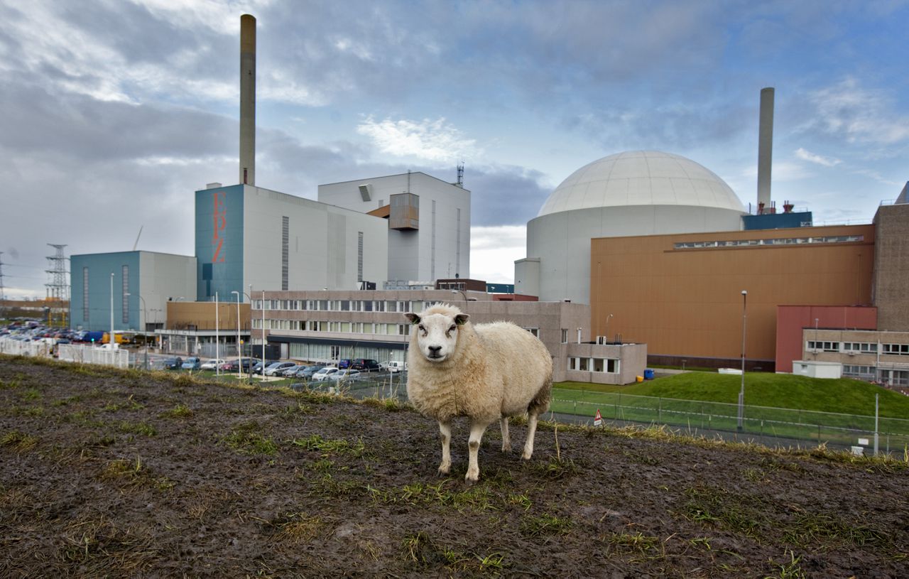 De energiecentrale van EPZ in het Zeeuwse Borssele, met rechts de kerncentrale. (2010)
