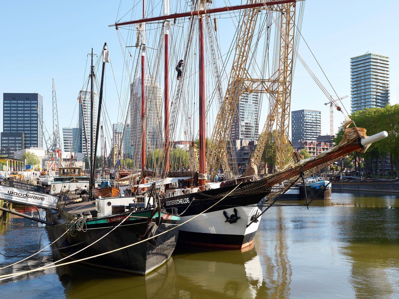 Tallship de Oosterschelde ligt door corona noodgedwongen aan de kade in Rotterdam.