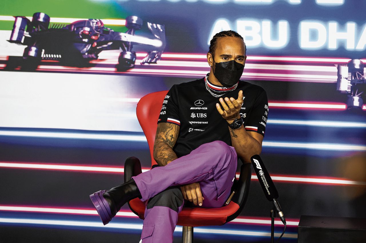 Lewis Hamilton tijdens een persconferentie in aanloop naar de Grote Prijs van Abu Dhabi.
